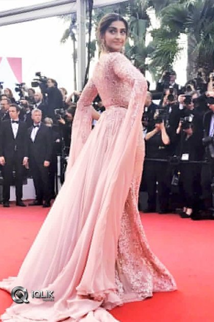 Sonam-Kapoor-At-Cannes-Festival